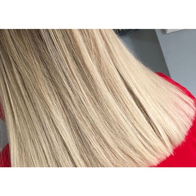 Brighten up and hydrate your blonde hair using Crystal Shampoo and Glam Color ...yes...NO YELLOW!🌟 LINK IN BIO💕 #blondehair #crystal #shampooforblondes #hairmask #tonerforhair #luxuryhair #beauty #haircolor #hair #redjacket #noyellow #noyellowshamp