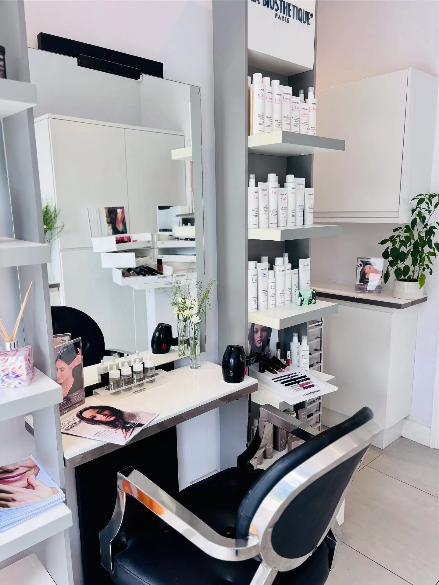 💫 This is where the magic happens! 💫
So many chats, laughs, and gorgeous transformations happen right here in this chair 🪄
It&rsquo;s more than just a seat &mdash; it&rsquo;s where confidence (and great hair days) begin 💕✂️

#SalonMoments #HairMa