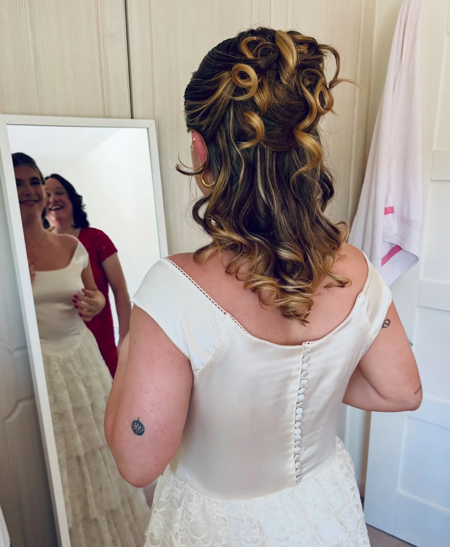 Bridal hair for our gorgeous bride Sarah 🤍
Caramel tones, soft curls and elegant swirls &mdash; a timeless look for a magical day ✨
With proud mum admiring her every step of the way 🤍

#BridalHair #WeddingHair #BrideInspo #CaramelHighlights #Bridal