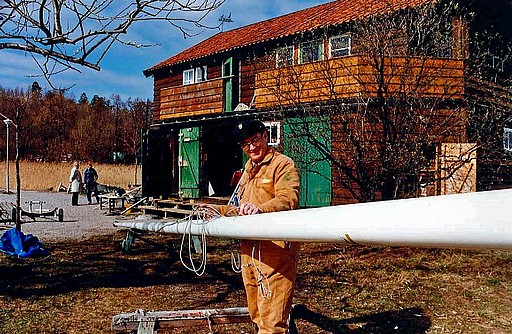 Ragnar tar hand om flaggstången, 31 mars 1990
