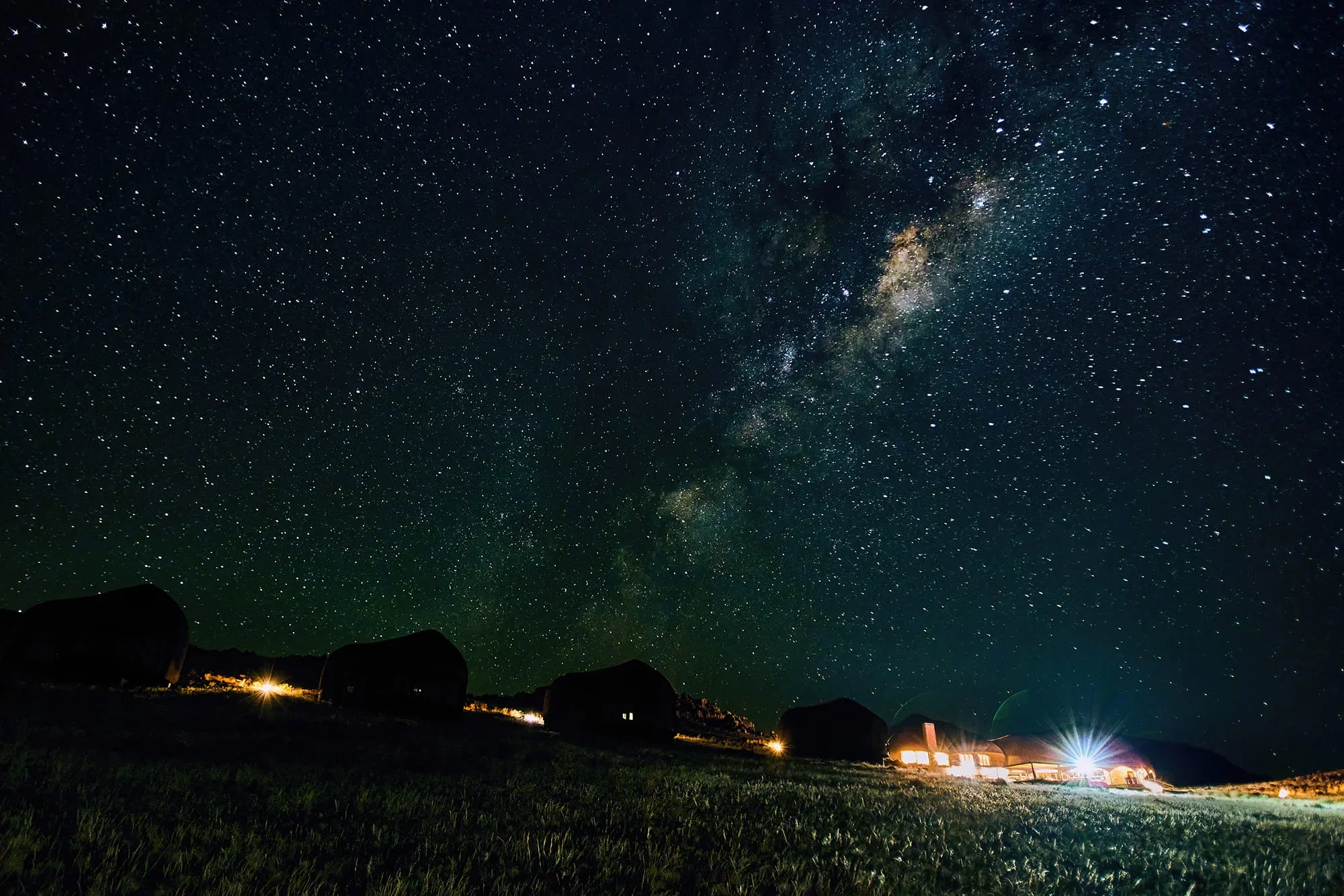 Desert-Hills-Lodge-at-night.webp