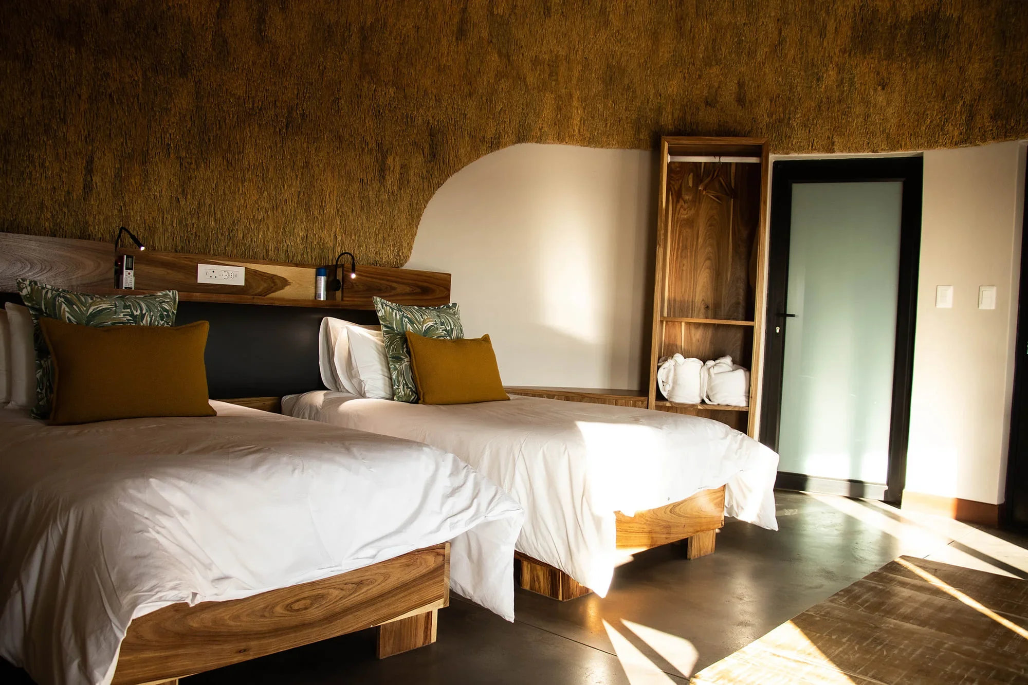 Desert-Hills-Lodge-Bedroom.webp