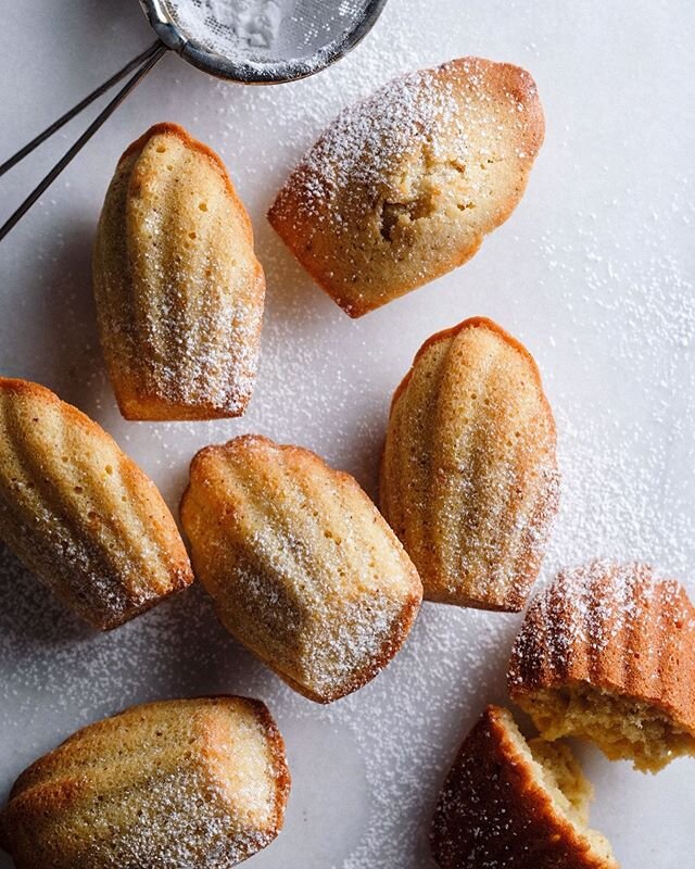 Mondays need a little sweetness, right? Madeleines from Aran&rsquo;s @cannellevanille second cookbook. It must be the almond flour and orange zest combination that makes these magical, they&rsquo;re the best I&rsquo;ve had.
. .
#madeleines #bakeandsh