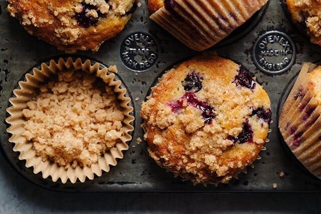 Wish I had a batch of these blueberry streusel muffins to snack on, while I'm at my laptop editing images. A girl can dream!
. .
This was an outtake from a cookbook shoot a while back, working on Ruth's @rushyama upcoming baking book. I can still fee