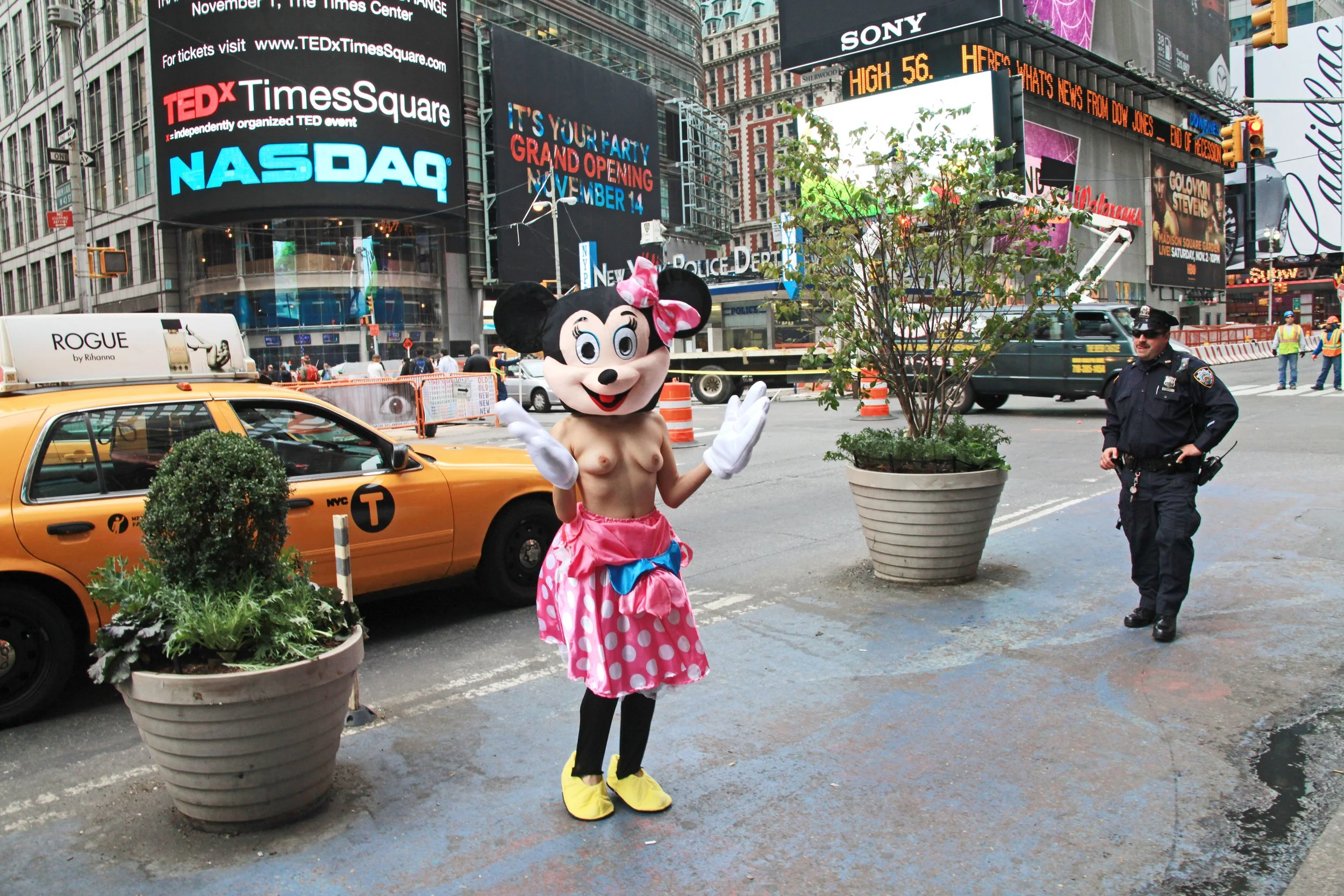 Minnie Mouse NYC 2013.JPG