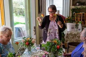 Lee Duhl arranging flowers during a workshop at Snowdrops & Sage in Arvada, CO