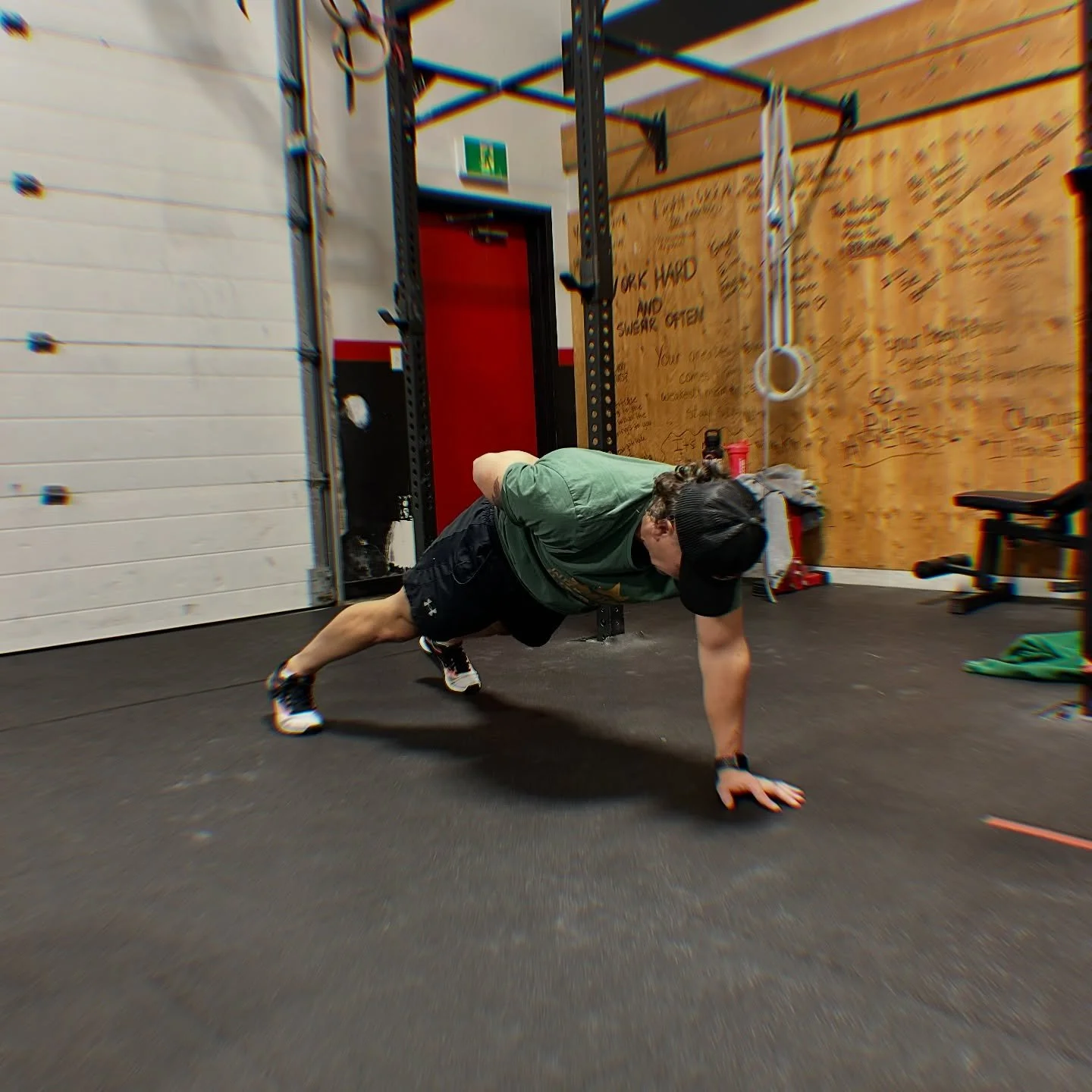 🔥 This isn&rsquo;t any old plank&hellip; 

Single arm front planks teach your core to stabilize under uneven load. When one arm lifts, your obliques, deep core, and glutes work harder to keep your torso from rotating. It&rsquo;s one of the simplest 