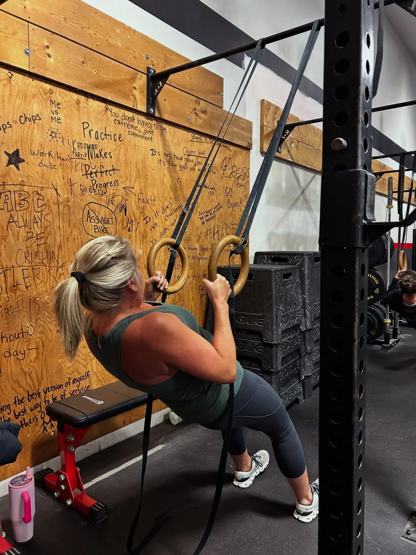 🔥 Ring row holds are simple but mighty&hellip;

In this position, you are: 
✅ Strengthening your upper back
✅ Learning to control your shoulders 
✅ Improving your grip 
✅ Building full body tension that helps with pull ups and lifting 

👉🏼 You can