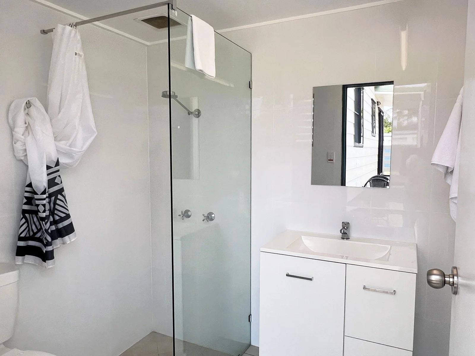 Cabin Ensuite-Andergrove.jpg
