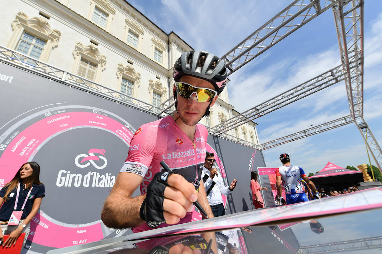 ibt-giro-ditalia-signing-on.jpg