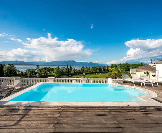 panoramic-pool--v16700324.jpg