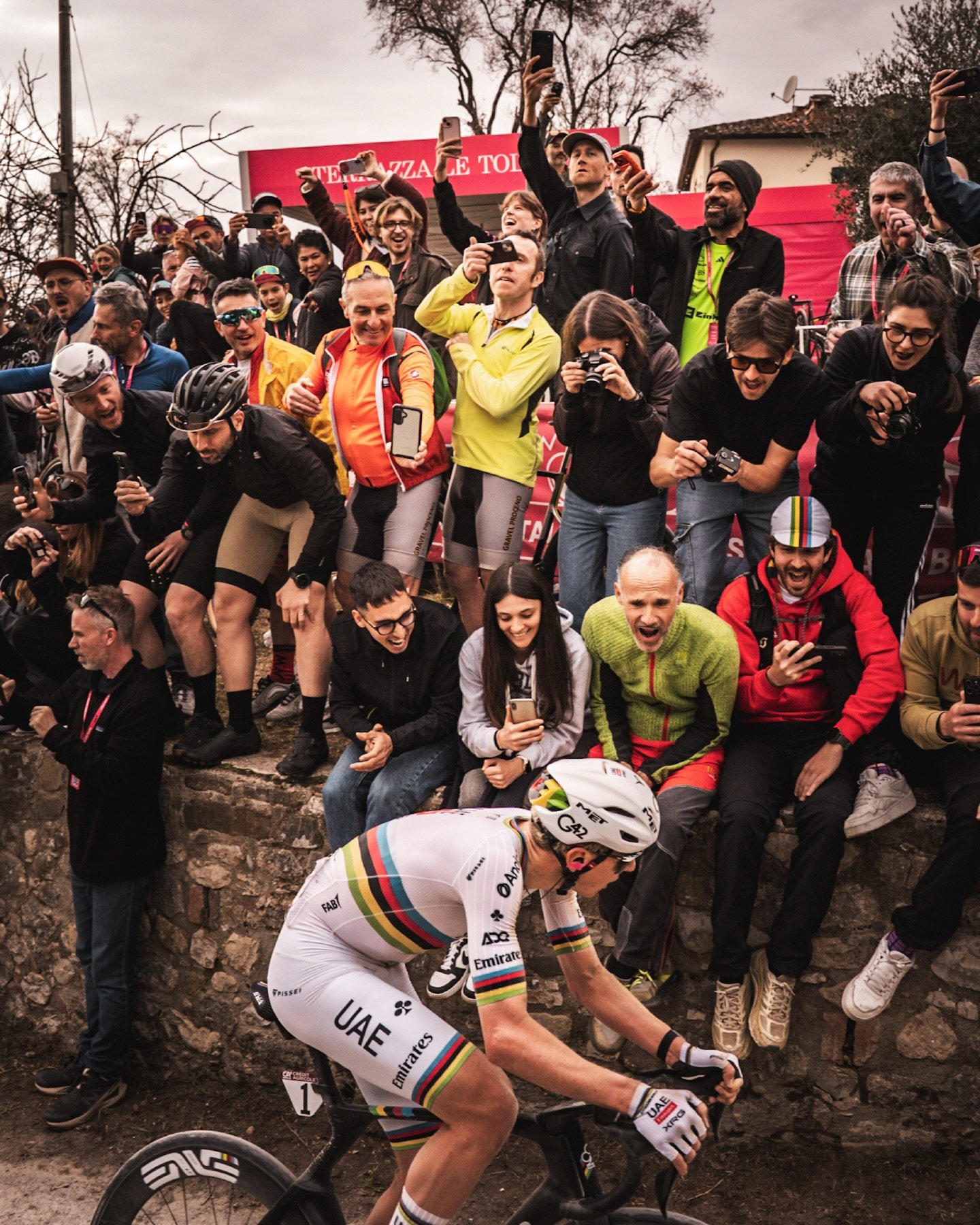 Yesterday was one of those days that reminds you why cycling is pure magic. ✨🚴&zwj;♂️

At the top of the legendary climb of Le Tolfe, surrounded by the white gravel roads and the rolling Tuscan hills, we gathered for Terrazza Le Tolfe . A terrace fu