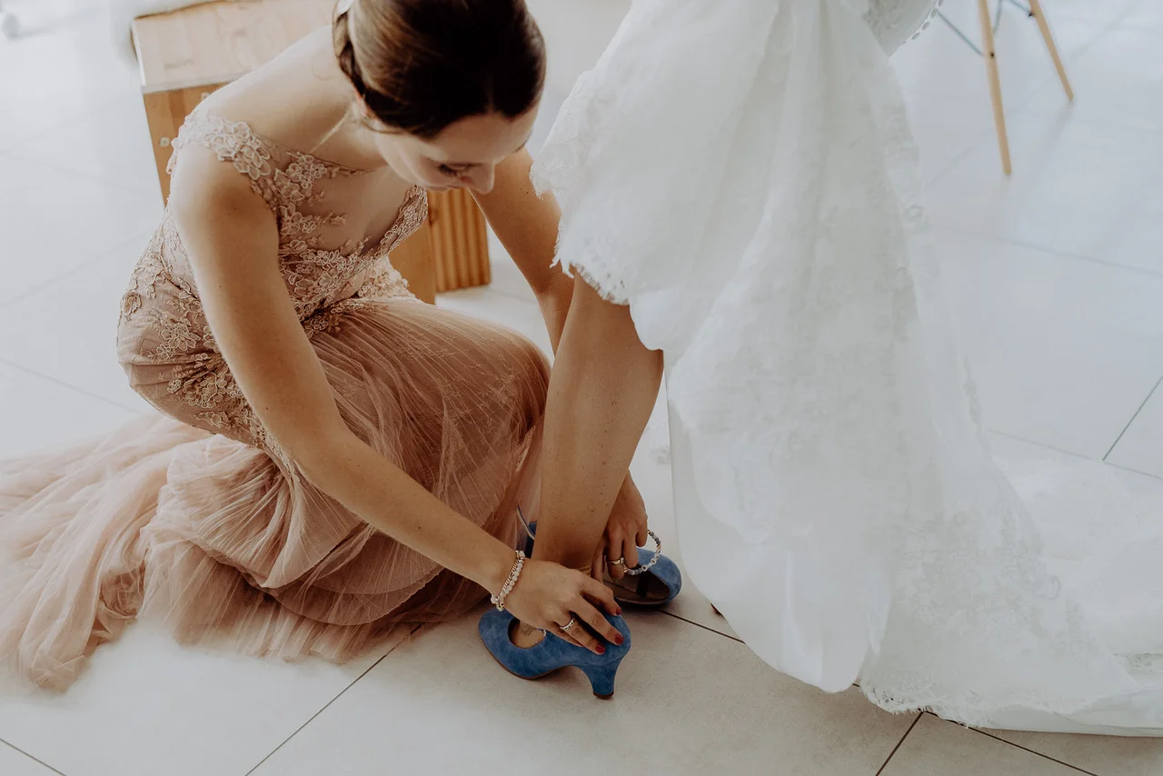 trauzeugin-braut-schuh.jpg
