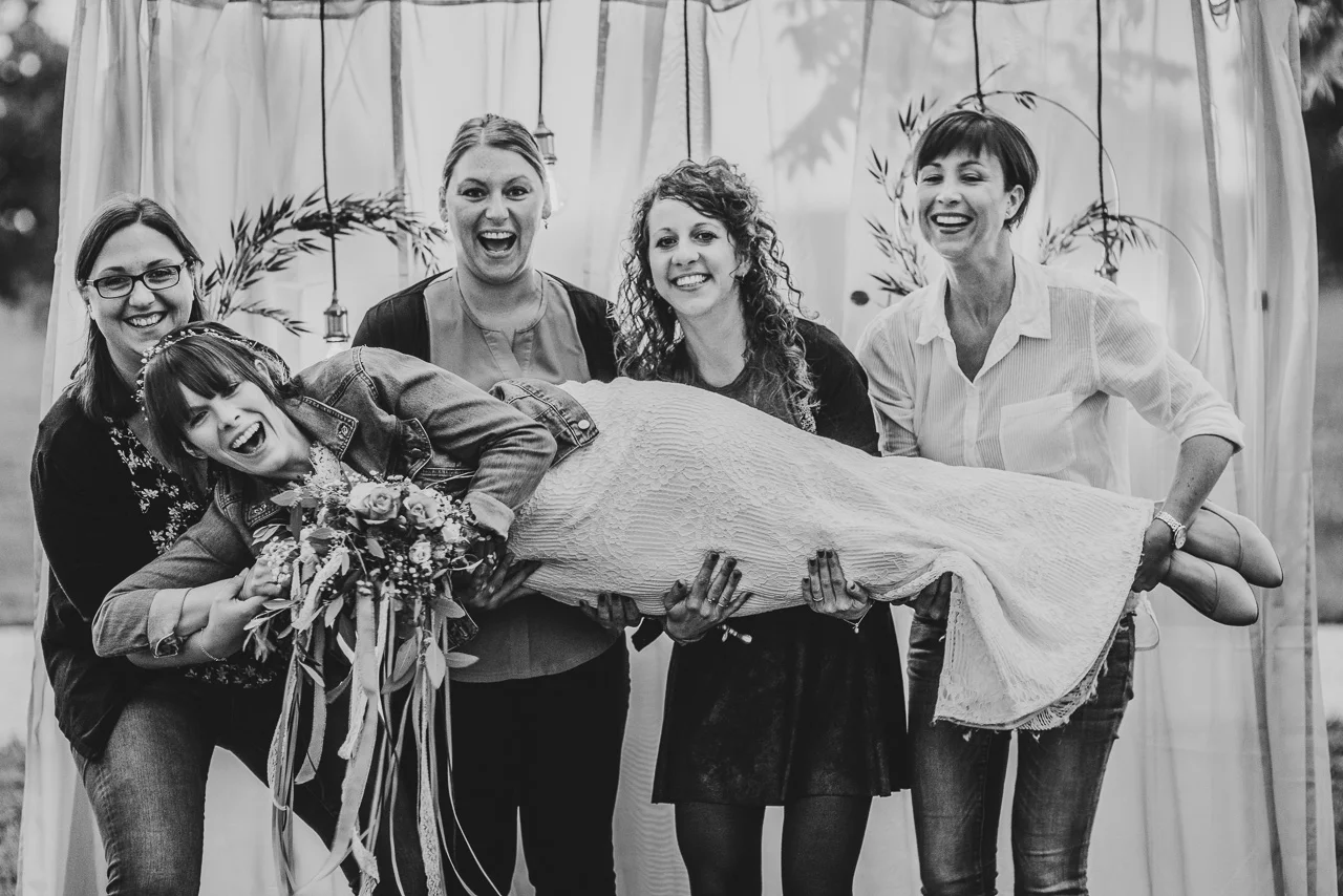 diy-hintergrund-hochzeit-gruppenfotos-3.jpg