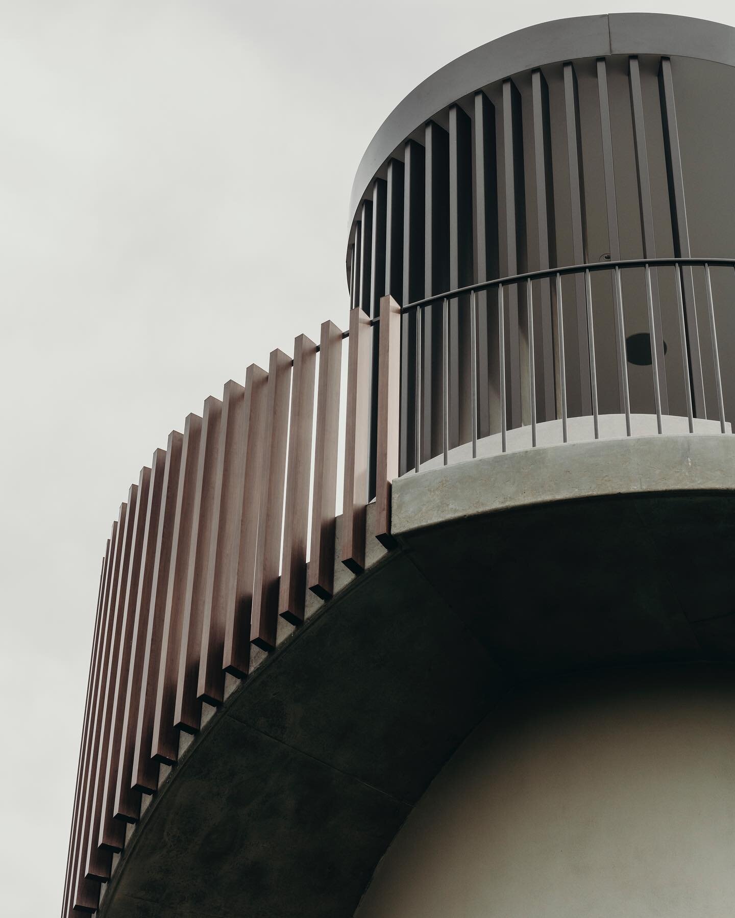 It&rsquo;s all in the perspectives. So much love for the many amazing angles of this property. Especially these cantilevered concrete spiral stairs! @theridgenelsonbay @musephotography_lifestyle 
.
.
#stairs #spiralstairs #featurestairs #architecture