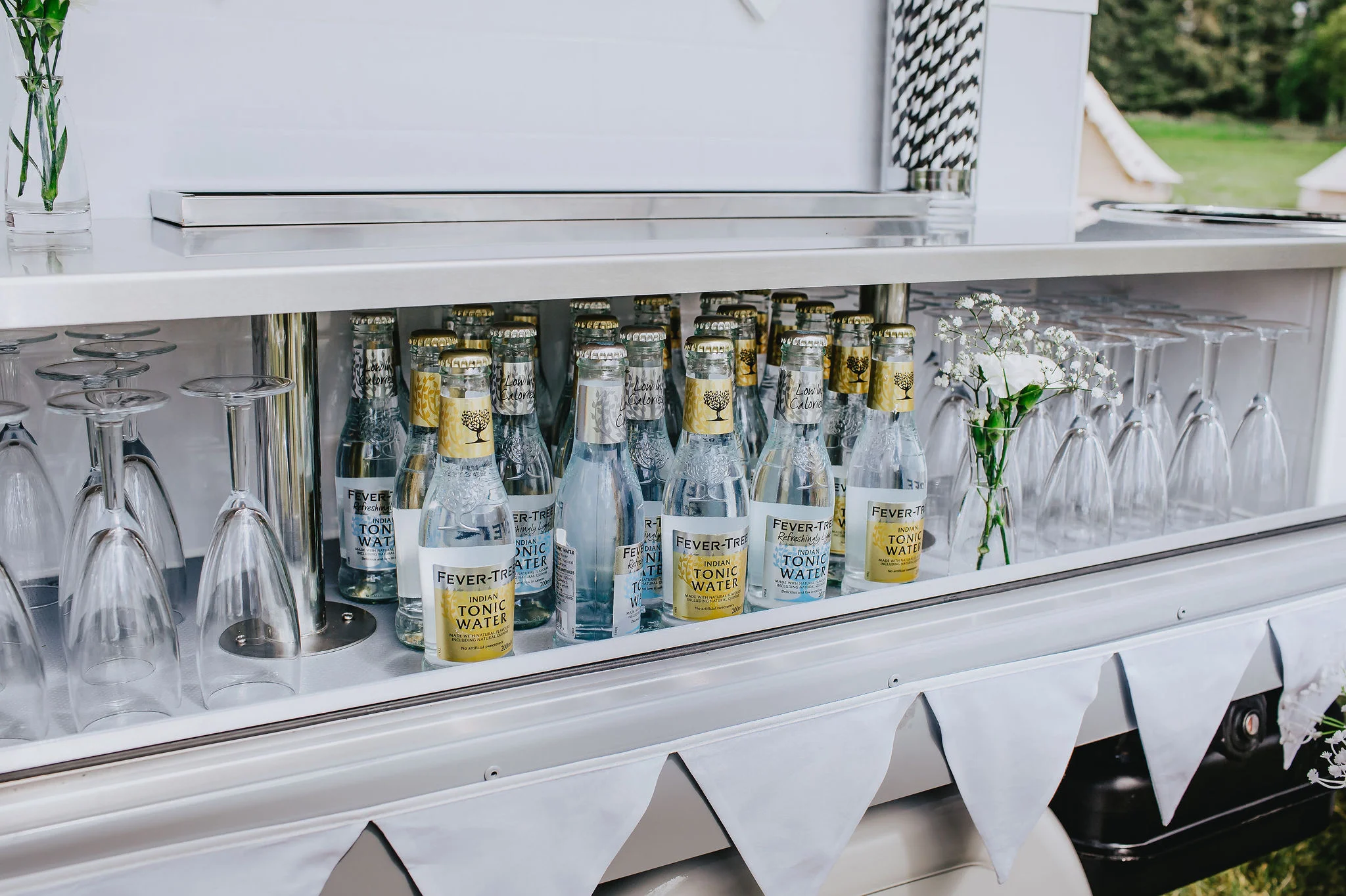 canvas-and-light-white-tipis-bubbles-e-birra.jpg