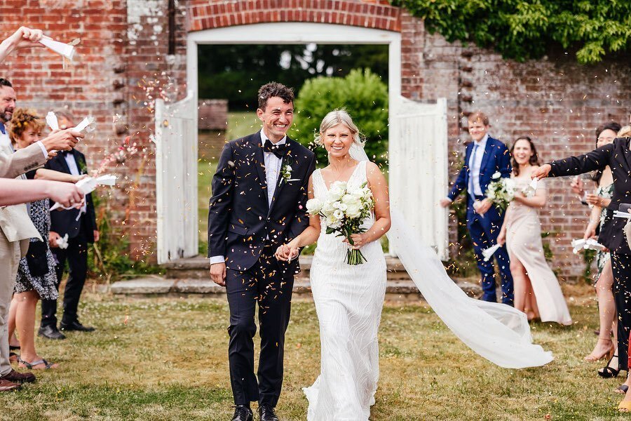 ABI AND BEN / We have a beautiful wedding featured on our blog (see link in bio)
.
Abi and Ben held a ceremony overlooking one of the lakes at Spirit Lake. A beautiful ceremony arch had been covered in foliage and large white roses, orchids and dahli