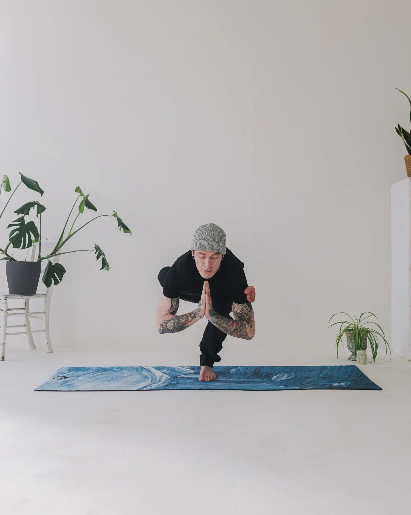 Exactly how did you get into that pose? 🤔

@yoga.awashwithepiphany demonstrating all the pretzel moves on Visionary Studio Mat, and we are here for it! 

P.S. The Round Up was sent out this morning with the tastiest choco-coffee energy ball recipe a