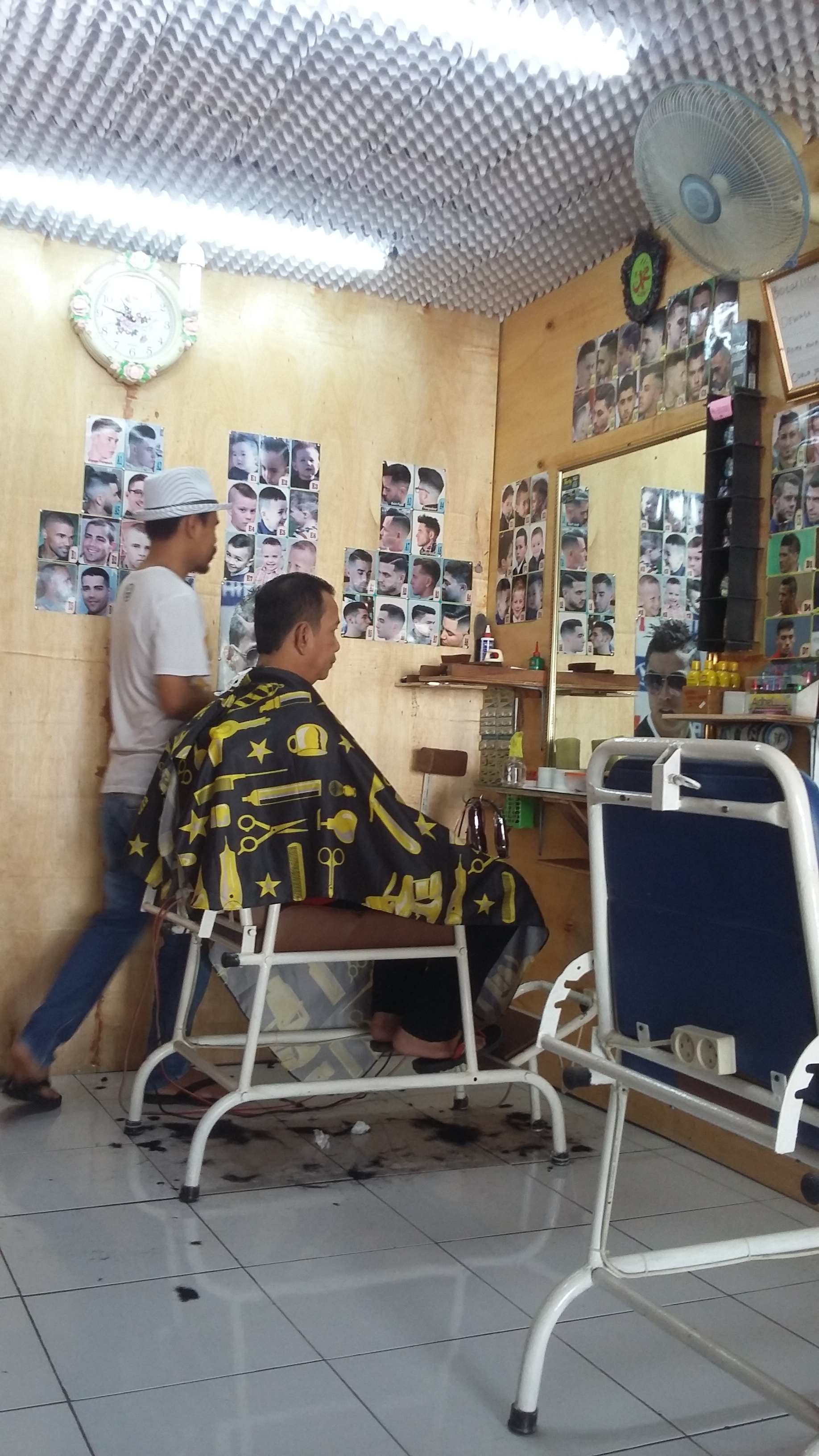 Tukang Cukur, Jadi Alternatif Usaha Masyarakat Perkotaan