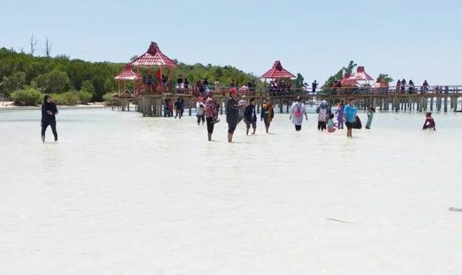 Desa Tenilo Kembangkan Wisata Pantai Pasir Putih 