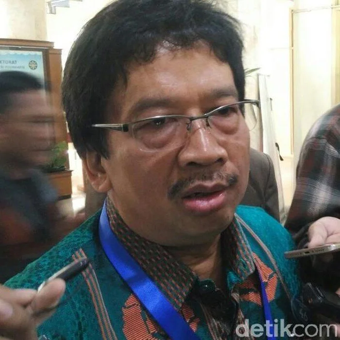 Prof. Dr. Ravik Karsidi Mantan Rektor UNS Solo membangun inovasi desa
