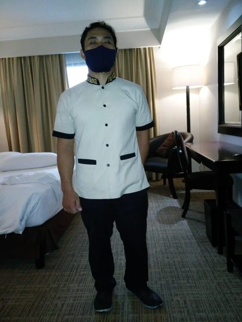 Katyawan Hotel Airport Jakarta Fahim merasa senang tempat kerjanya penuh disi tamu saat menjelang kedatangan Habib Rizieq Shihab.