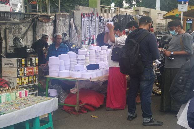Sejumlah pedagang dii Jalan KS Tubun, Tanah Abang, Jakarta Pusat, tampak sibuk melayani para pembeli di sela menunggu kedatangan Habib Rizieq Shihab.