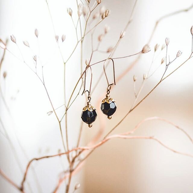 D I Y - L ♡ V E 
I&rsquo;ve been making jewelry since I was a kid. The styles definitely changed, but the passion remained.
.
.
#doityourself #diy #jewellery #jewelry #earrings #handmade #madewithlove #madebyme #hobby #style #vintage #copper #madebyh