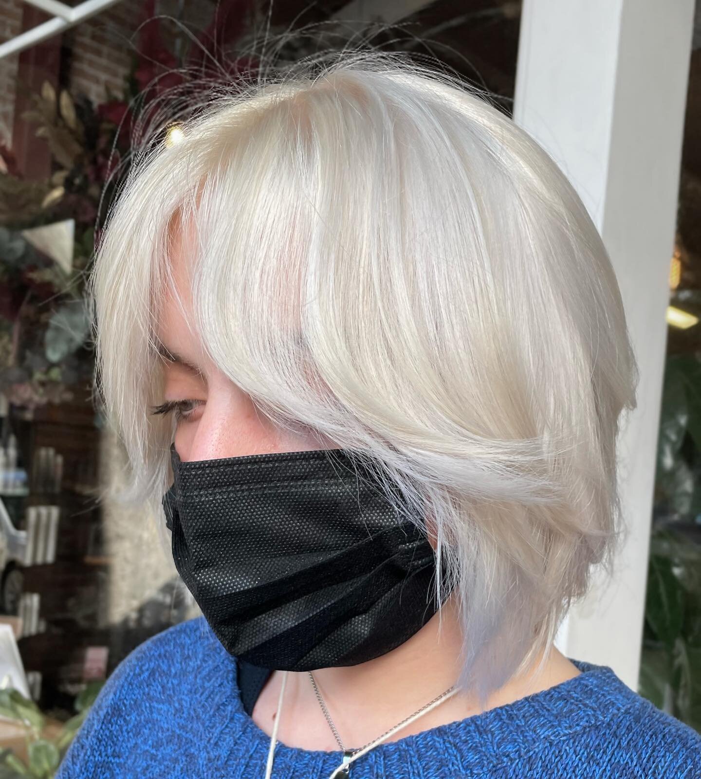 Flash freeze 😮&zwj;💨
&bull;
&bull;
&bull; Took @notanotheracademy / @hiltonsophia 's bleach specialist class recently and my bleach outs have been KILLING IT lately. We took this pic at dusk and the hair is still so reflective 🤩