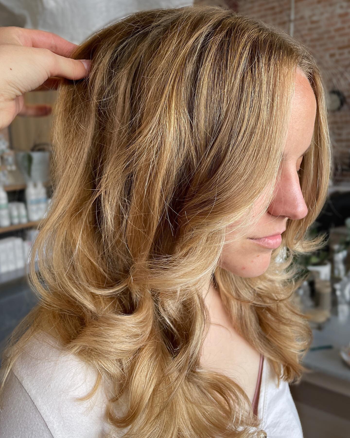 Back and better than ever ☺️ Had the pleasure of doing this hand-painted balayage on my friend @sumtrus as my first color after my break. Swipe for before ➡️➡️➡️