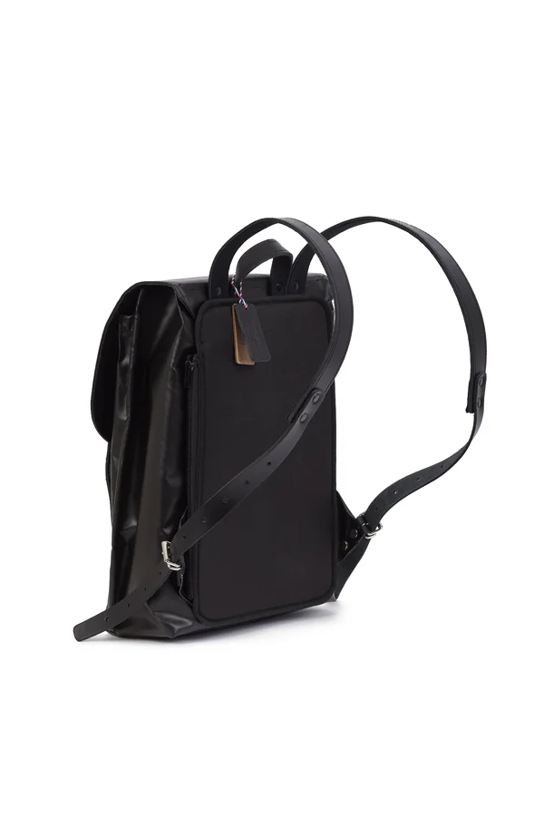 PLAYBAG_11_2017_08.jpg