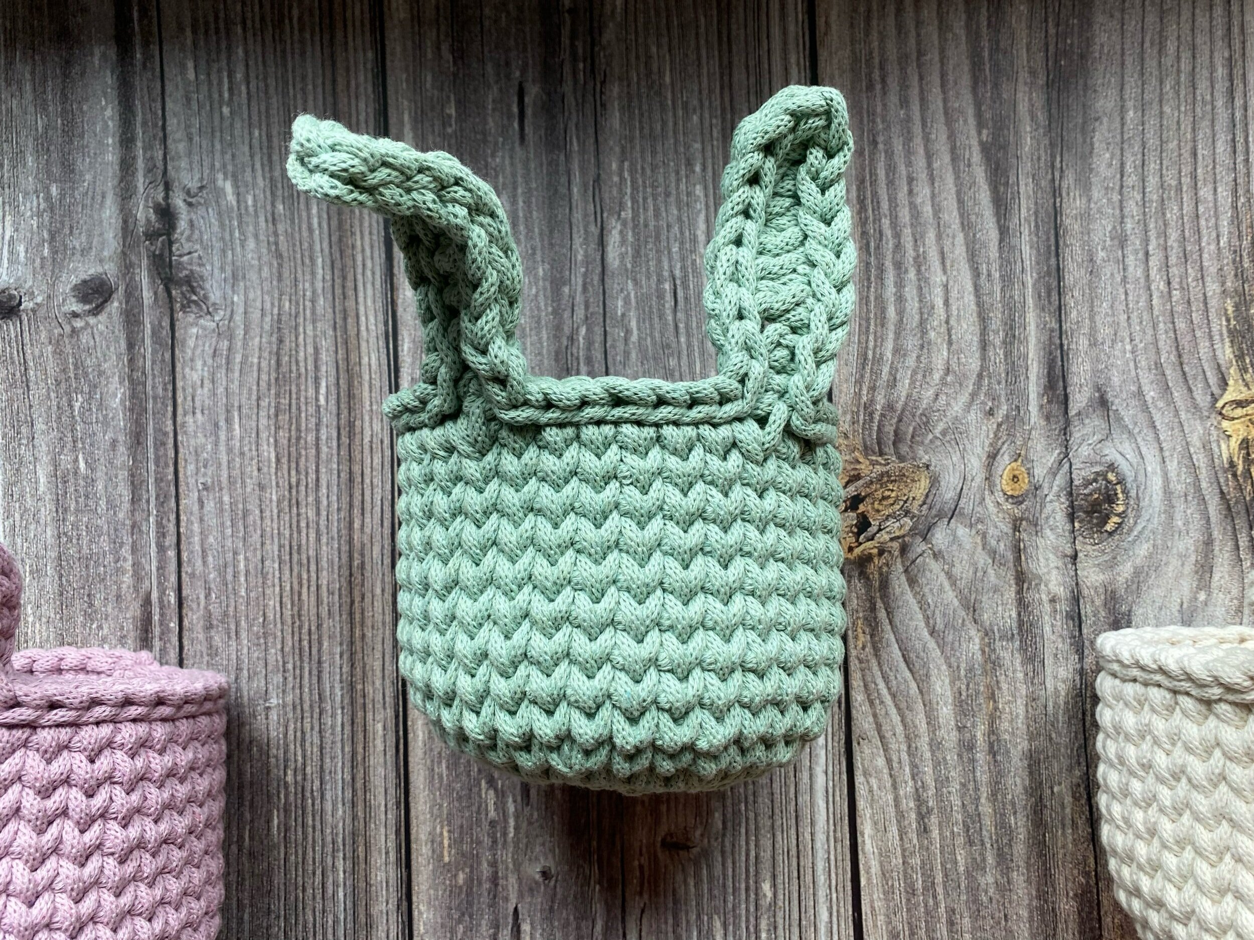 1B4E760A-5E40-4A69-876D-296C204289ED