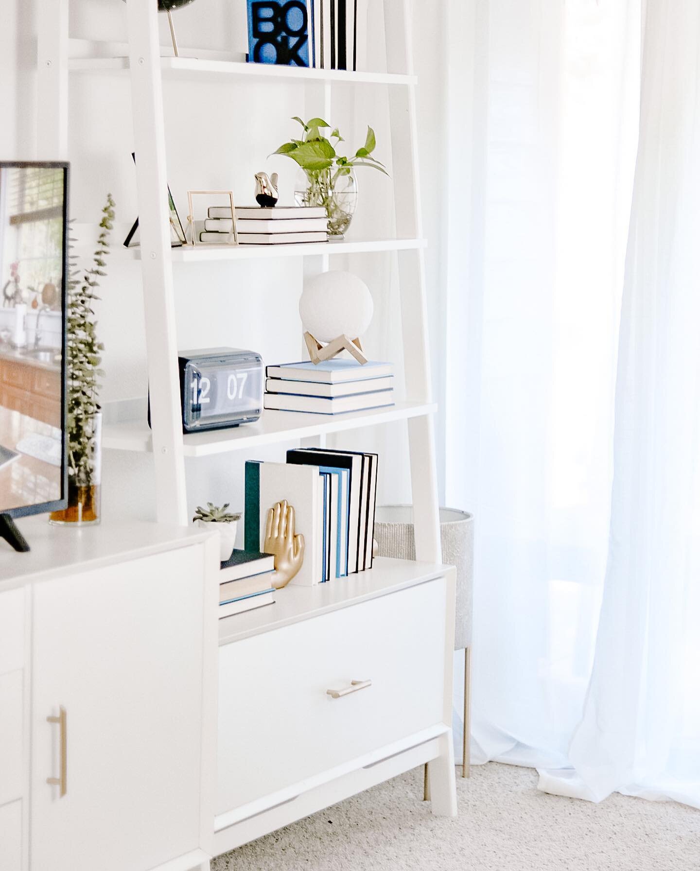Sneek peek of my living room makeover! I've been working on this for months and I can't wait to share it with you guys 😬
⠀
Honestly, every time I think I'm done I decide to change one &quot;last&quot; detail.
⠀
I'm officially on my fourth &quot;last