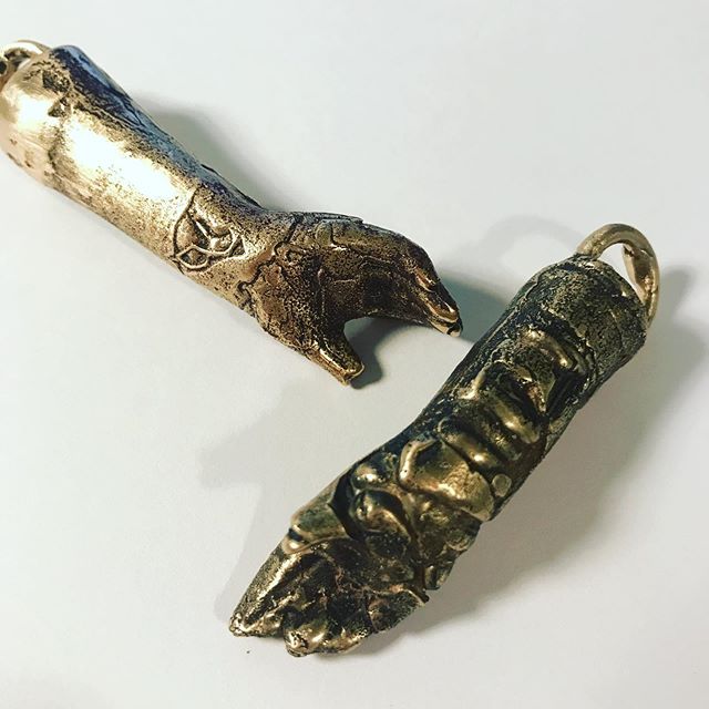 Cleaning the #hands revealed so lovely details! #creepyjewelry #handmadejewelry #handpendants #bronze #lostwaxcasting