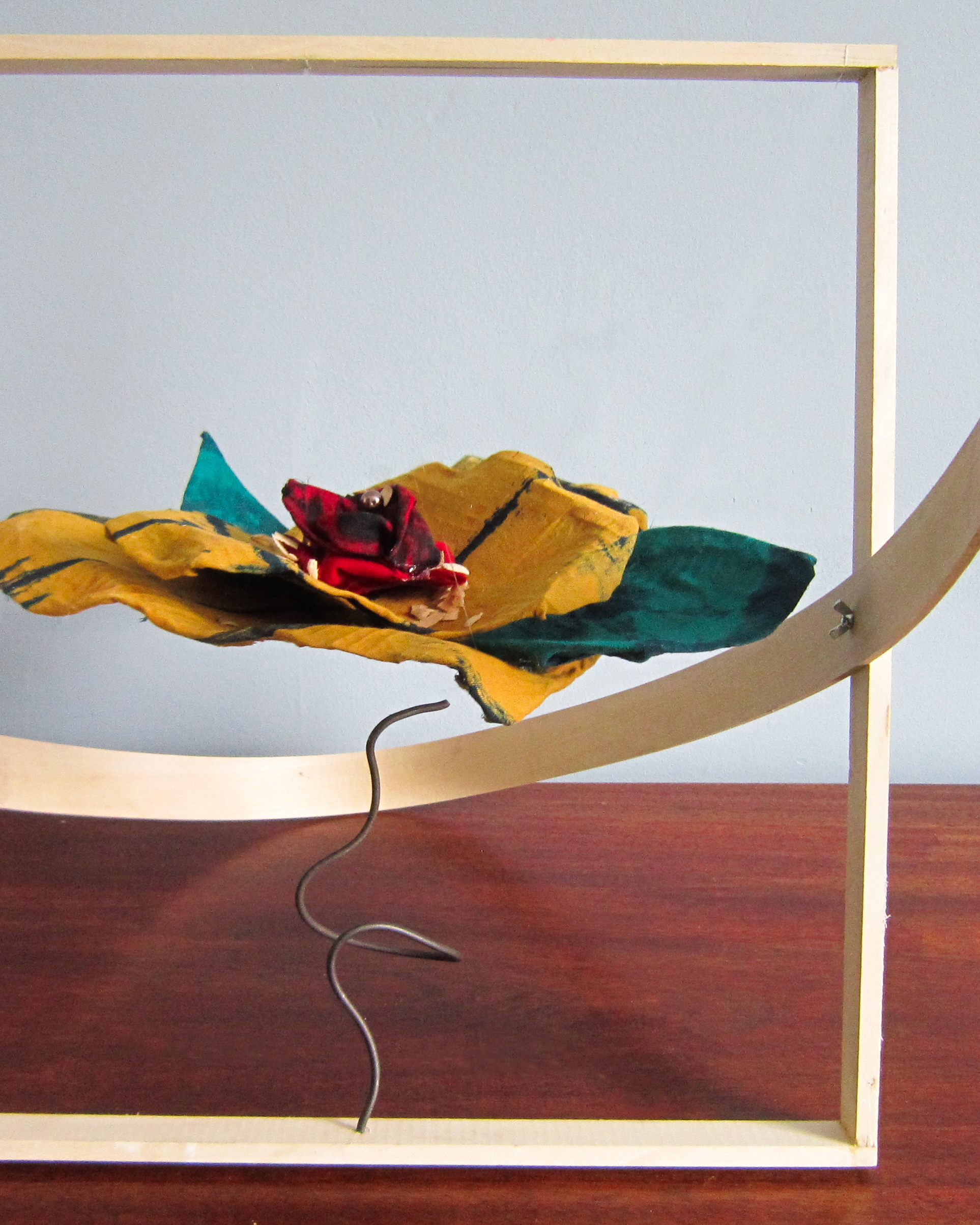 Structure autoportante en forme de fleur avec tissus teints à l'indigo par Julie Arbour Design