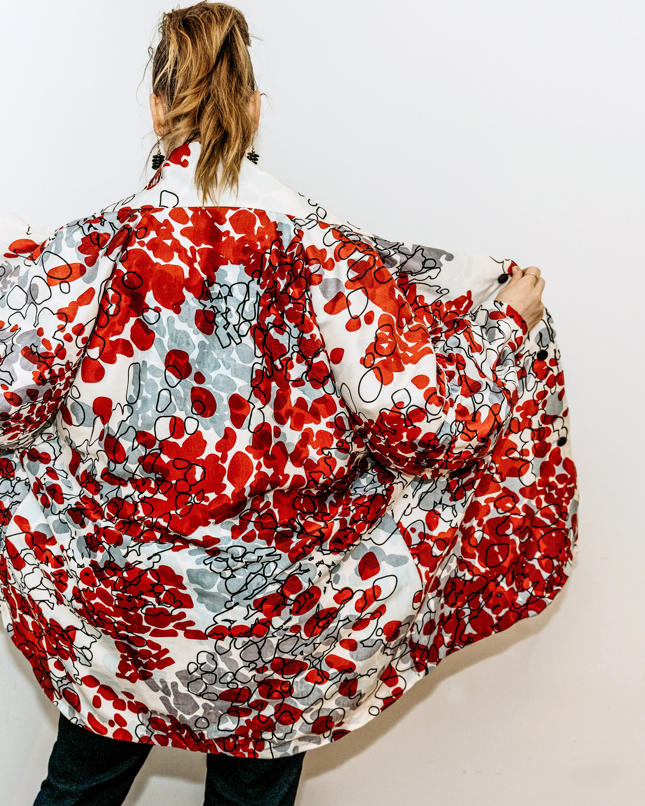 Chamaelonidae est un manteau haut de gamme en soie avec motif imprimé à la main par Julie Arbour Design