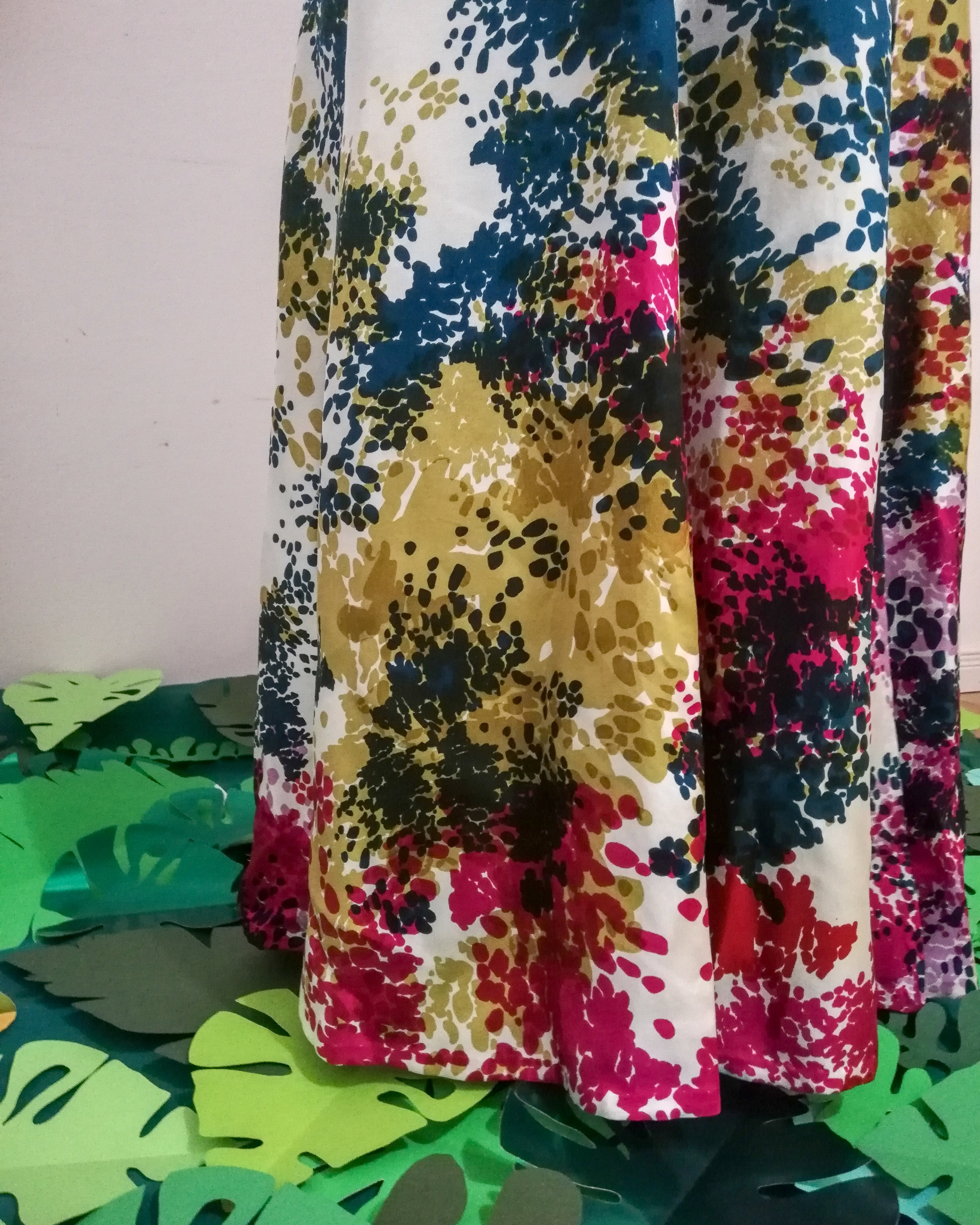 Les songes de Tendaji est une robe haut de gamme en soie avec motif imprimé à la main par Julie Arbour Design
