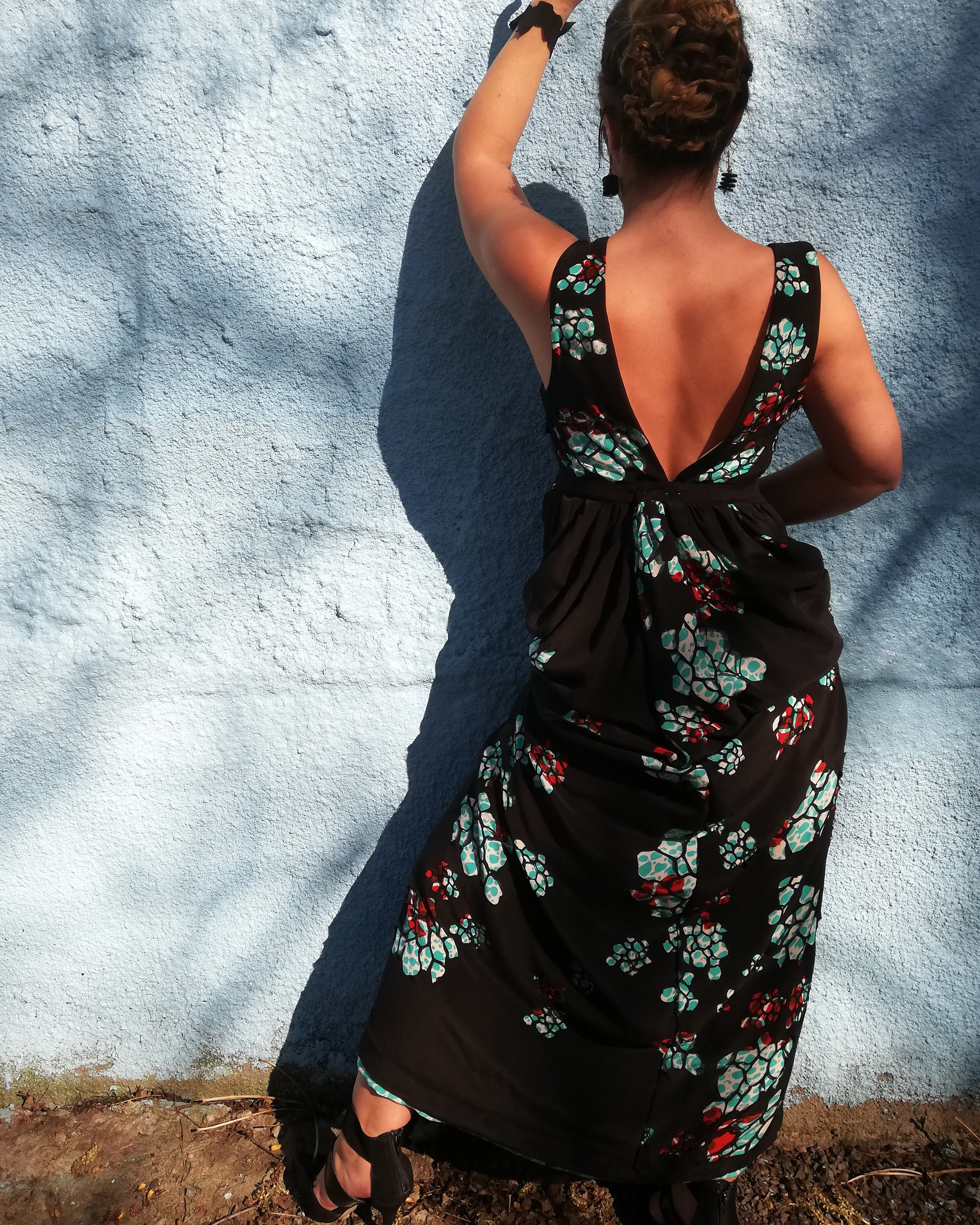 Pétales d'Ayana est une robe en soie avec motifs en découpe laser et motif sérigraphié à la main par Julie Arbour Design