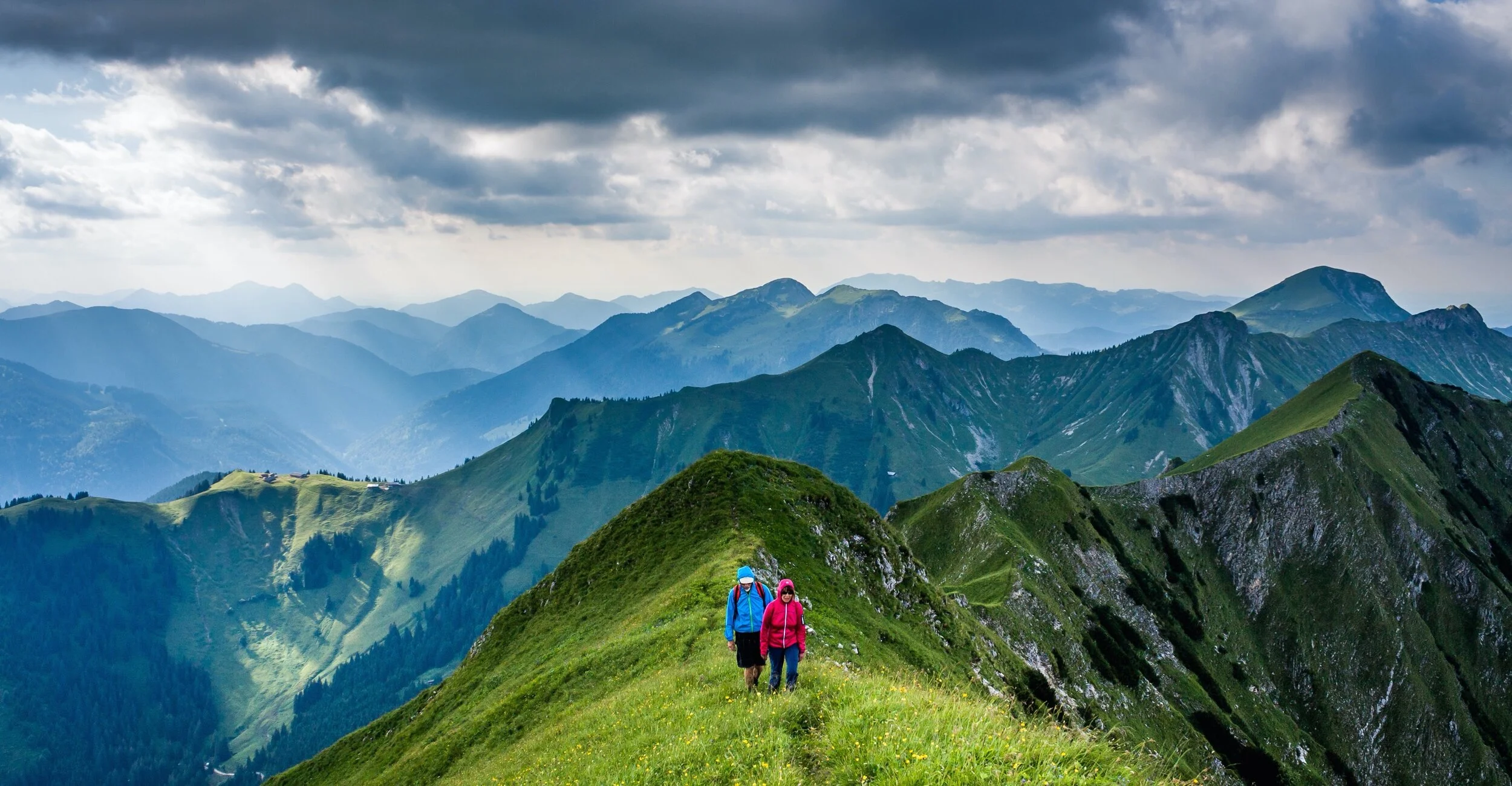 Advice and travel agency services for the world’s best walks