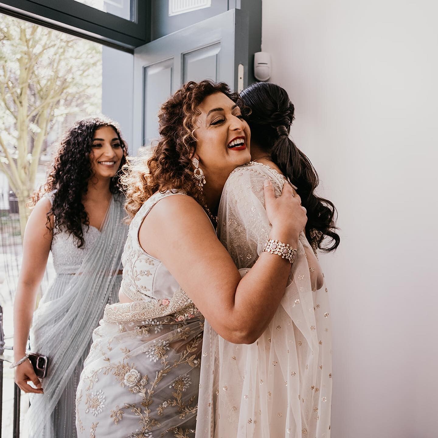 First looks&hellip; whether it&rsquo;s with parents, bridesmaids or family members. They&rsquo;re a must have shot and always brimming with emotion&hellip; and sometimes humour!

#islingtontownhallwedding #islingtontownhall #islingtonassemblyhall #is