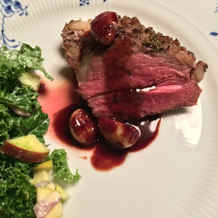 Lammeculotte med braiseret hvidløg og grønkålssalat