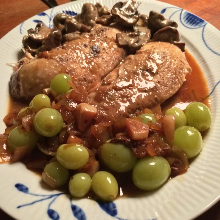 Grydestegt kylling med vindruer og svampe