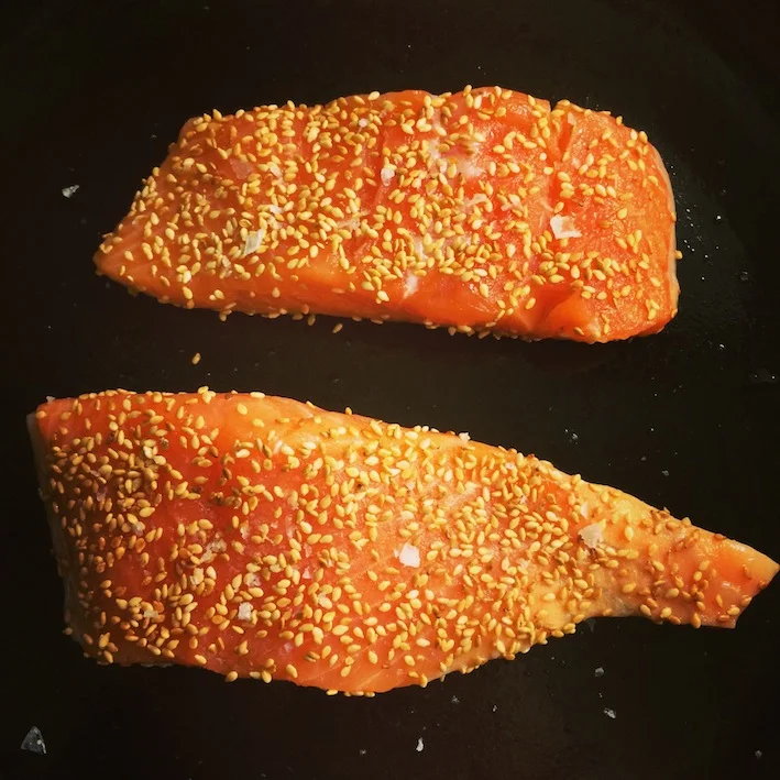 Stegt laks med tang og perler