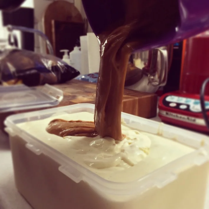 Vanilleis med swirl af salt karamel