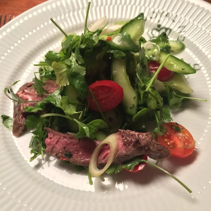 Thaisalat med oksekød