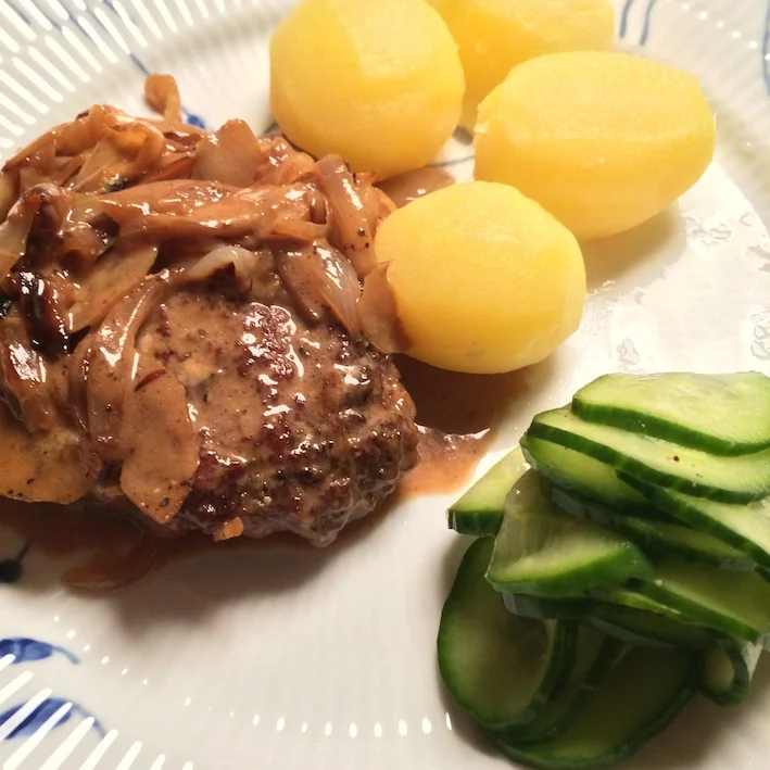 Hakkebøffer med bløde løg og agurkesalat