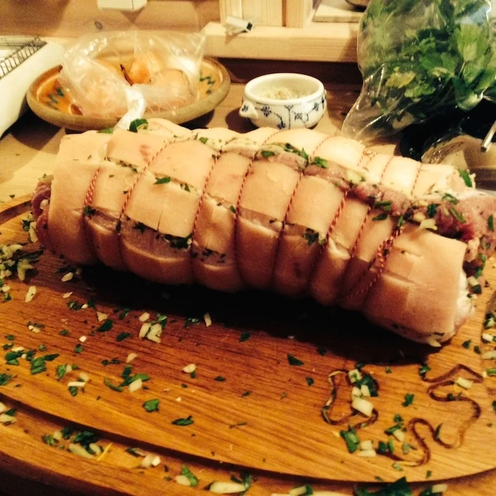 Sprød porchetta med coleslaw og braiserede kartofler