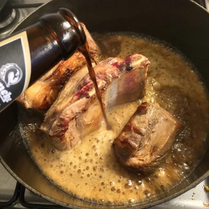 Oksetværreb i mørkt øl med æblechutney og kartoffelmos