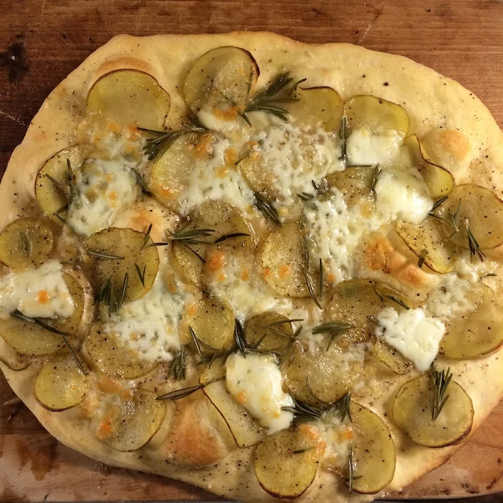 Pizza med sprød bund