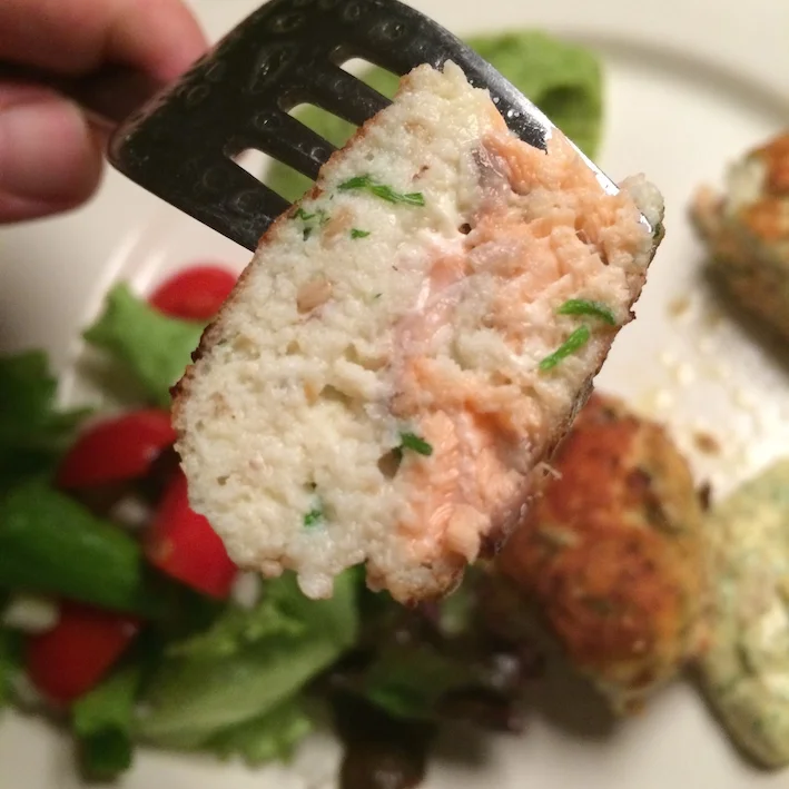 Fiskefrikadeller med broccolicreme og lynremoulade